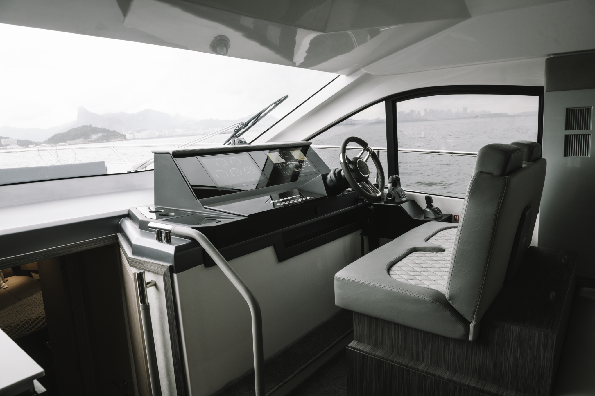 Sessa F48 INT_VAZ5249